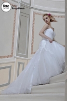 extravagantní svatební líčení a účes